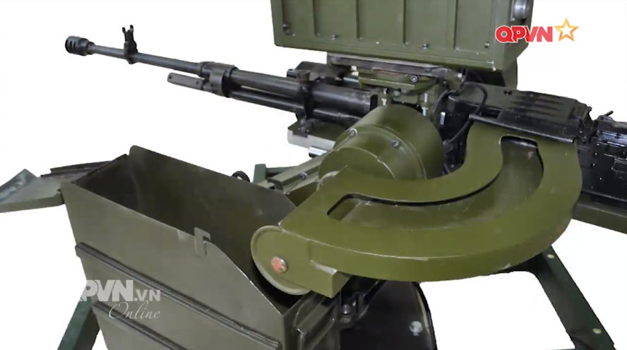 Với nhiệm vụ phòng không đòi hỏi cơ số đạn mang theo lớn, tổ hợp vũ khí 12.7mm được trang bị hộp tiếp đạn 200 viên được đặt ngay cạnh giá súng, bản thân dây đạn cũng được dẫn bởi một máng đạn phục vụ cho việc lên đạn tự động của súng. Nguồn ảnh: QPVN.