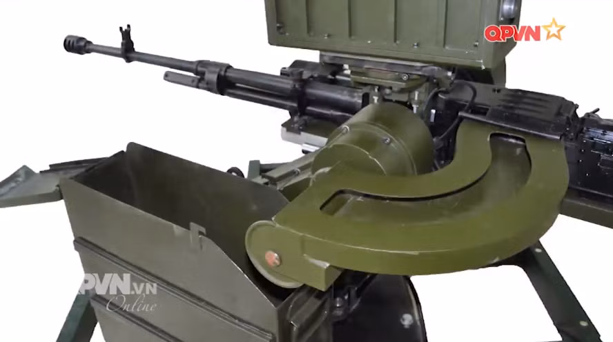 Với nhiệm vụ phòng không đòi hỏi cơ số đạn mang theo lớn, tổ hợp vũ khí 12.7mm được trang bị hộp tiếp đạn 200 viên được đặt ngay cạnh giá súng, bản thân dây đạn cũng được dẫn bởi một máng đạn phục vụ cho việc lên đạn tự động của súng. Nguồn ảnh: QPVN.