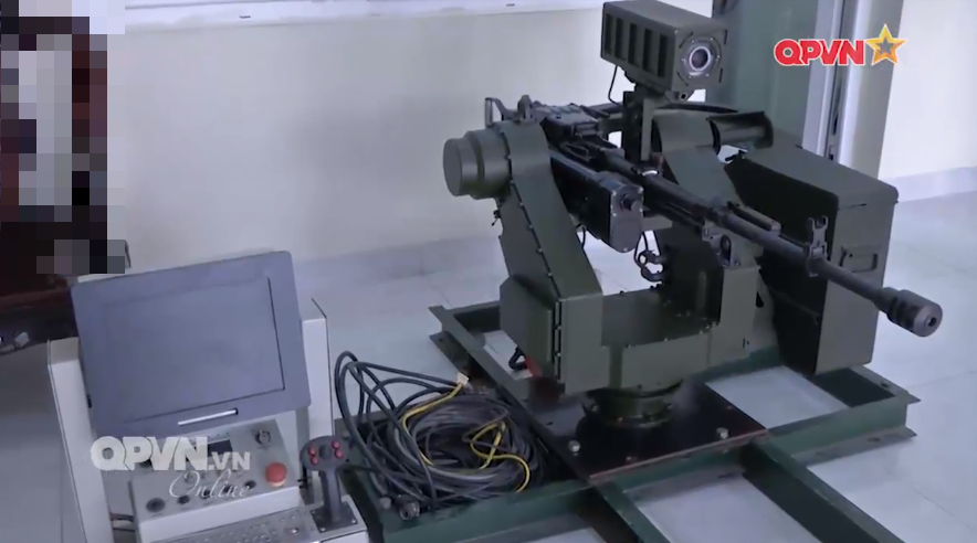 Ngoài ra, khả năng và hiệu quả tác chiến lại phụ thuộc nhiều vào trắc thủ, mỗi khẩu đội súng máy cũng cần nhiều binh sĩ để vận hành và chiến đấu trực tiếp trên giá súng. Chính từ hạn chế trên đã đưa ra yêu cầu về một tổ hợp súng máy 12.7mm có khả năng điều khiển từ xa, có khả năng tác chiến ngày đêm, giảm sự phụ thuộc vào kỹ năng của trắc thủ, tránh thương vong mà vẫn giữa nguyên được tính năng kỹ chiến thuật của súng là hết sức cần thiết. Nguồn ảnh: QPVN.