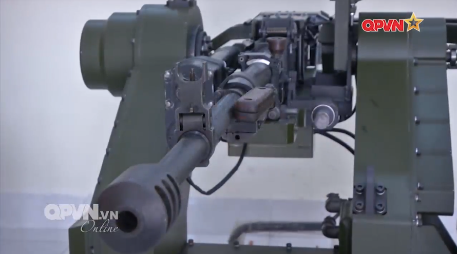 Trong khi đó các thành phần chỉ mục tiêu không được gắn trên giá đỡ súng gồm hệ thống cột ngắm quang điện tử, hệ thống điều khiển từ xe chỉ huy và radar cảnh giới. Đối với không gian tác chiến rộng, các tổ hợp súng máy 12.7mm có thể được điều khiển chung bởi một trung tâm chỉ huy cấp trên tạo điều kiện cho toàn bộ tổ đội đạt hiệu quả tác chiến cao nhất. Nguồn ảnh: QPVN.