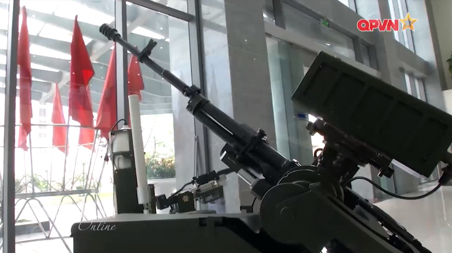 Bên cạnh đó, tổ hợp vũ khí này cũng cần được nâng cấp phần mềm điều khiển hỏa lực phù hợp với sự phát triển của các loại vũ khí tấn công hiện đại, tích hợp đầy đủ các thiết bị quang điện tử, camera đêm, thiết bị đo khoảng cách bằng laser để đảm bảo bám bắt các mục tiêu phòng khong tầm thấp cho tốc độ di chuyển nhanh. Nguồn ảnh: QPVN.