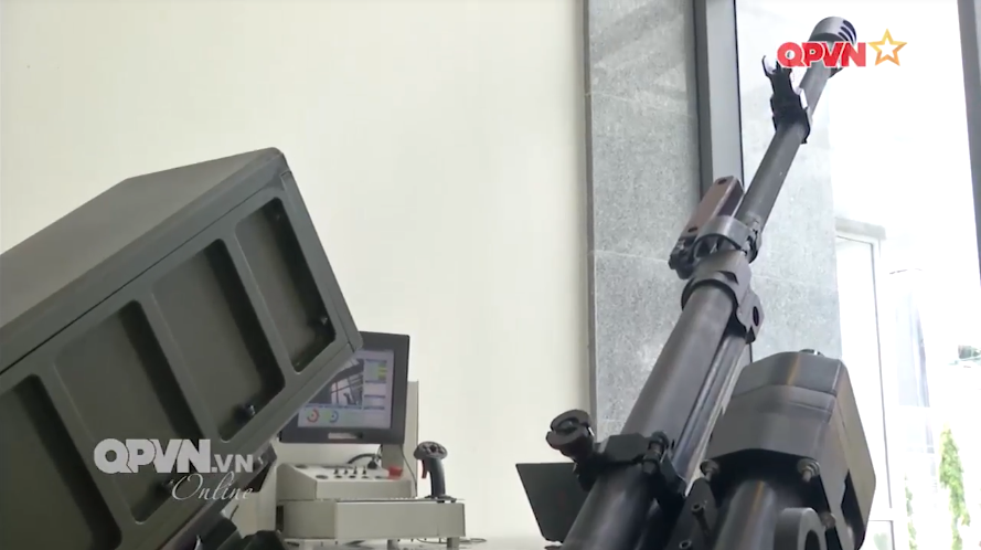 Mục tiêu được theo dõi thông qua một màn hình quan sát thông qua một camera được tích hợp sẵn trên giá súng, hệ thống này có thể tự điều khiển súng bám theo mục tiêu đang di chuyển với quỹ đạo không biết trước thông qua việc điều khiển các bộ điều chỉnh các bộ điều khiển tầm hướng cũng đã được tích hợp sẵn trên giá súng. Tuy nhiên, thành phần quan trọng nhất của bộ điều khiển tự động này vẫn là phần mềm điều khiển hỏa lực mà nó được trang bị. Nguồn ảnh: QPVN.