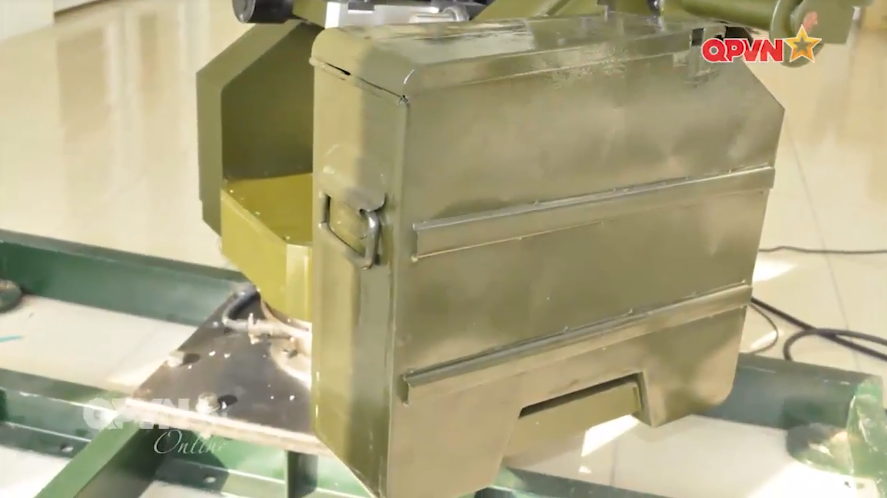 Cận cảnh hộp tiếp đạn của tổ hợp vũ khí 12.7mm được đặt ngay cạnh giá đỡ của súng. Nguồn ảnh: QPVN.