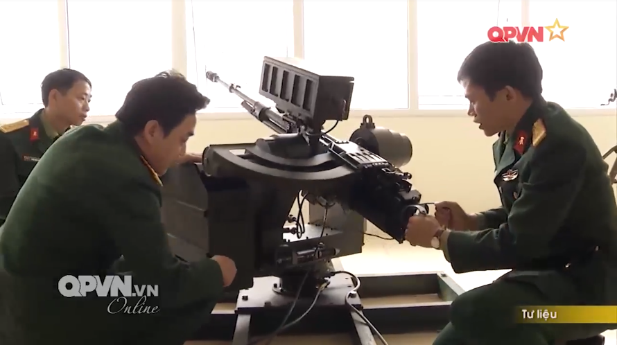 Ngoài khả năng tác chiến tự động, tổ hợp vũ khí này cũng được thiết kế để có thể hoạt động như một khẩu súng máy bình thường khi mất điện và vẫn đảm bảo các yêu cầu tính năng kỹ thuật khi vận hành tự động trở lại. Nguồn ảnh: QPVN.