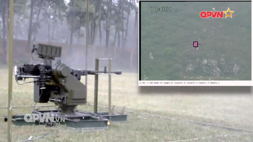 Theo Thiếu tá Trần Xuân Khánh – Phó Trưởng phòng Tự động Điều khiển – Viện Vũ khí cho biết, tổ hợp vũ khí tự động 12.7mm trên được hình thành dựa trên sự kết hợp của ba yếu tố gồm phần mềm, tự động hóa và cơ khí chính xác. Và ngay từ năm 2016, tổ hợp vũ khí này đã được hoàn thiện về mặt tự động và cơ khí chính xác, trong khi đó về phần mềm vận hành vẫn đang Viện Vũ khí phát triển. Nguồn ảnh: QPVN.