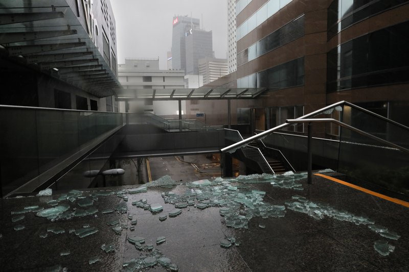 Chiều tối 16/9, dù gió đã yếu đi, mảnh cửa kính và vật liệu xây dựng bị gió thổi bay đã rơi vung vãi trên nhiều tuyến phố và gây nguy hiểm, theo mô tả của South China Morning Post. Trước đó, chính quyền Hong Kong trong vòng 8 tiếng, từ lúc 1h10 đến 9h40 ngày 16/9, đã nâng báo động bão từ cấp 8 lên cấp 10 vì diễn biến phức tạp và sức mạnh của cơn bão. Ảnh: AP.