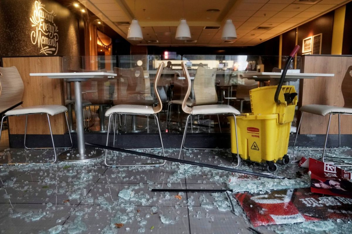 Sức gió kinh hoàng cũng được ghi nhận tại nhiều địa phương khác ở miền Nam Trung Quốc. Ở hai thành phố "láng giềng" của Hong Kong là Thâm Quyến và Châu Hải đã xảy ra tình trạng mất điện và ngập lụt trên diện rộng. Gần như toàn bộ các thành phố lớn ở khu vực đồng bằng Châu Giang đều được đặt trong tình trạng báo động khẩn cấp. Trong ảnh, cảnh tượng cửa kính vỡ vụn ngay bên trong một khu mua sắm tại Thâm Quyến, tỉnh Quảng Đông trước những đợt gió kinh hoàng của bão Mangkhut. Ảnh: Reuters.