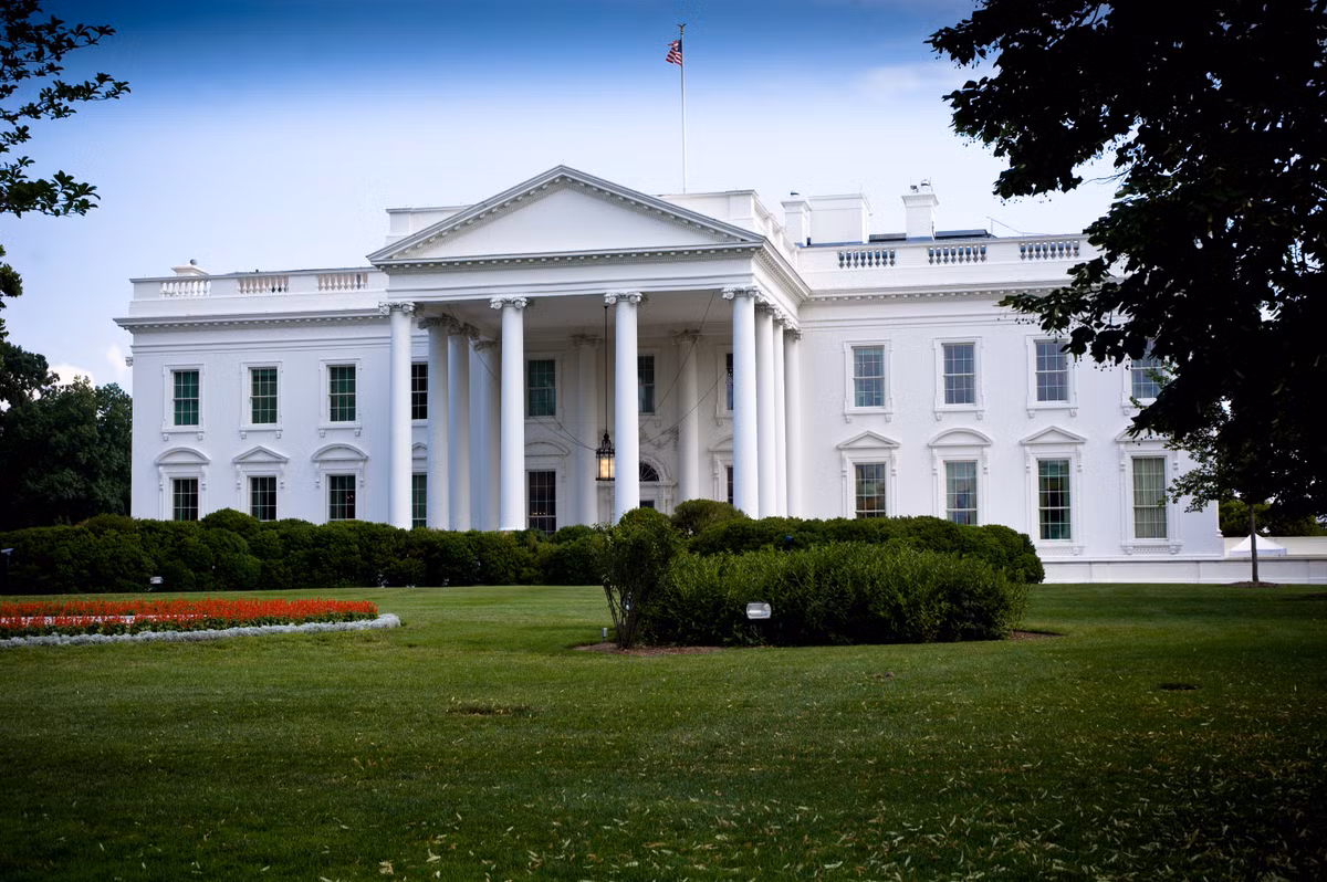Nhà Trắng của Mỹ là một trong những toà nhà chính trị nổi tiếng nhất thế giới. Nằm trên đại lộ Pennsylvania ở Washington D.C., Nhà Trắng được xây dựng từ cuối thế kỷ 18.