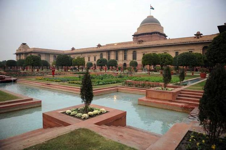 Phủ Tổng thống Ấn Độ - Rashtrapati Bhavan - tại New Delhi là một trong những dinh thự Tổng thống lớn nhất thế giới. Toàn bộ tòa nhà rộng 19.000 m2, gồm 4 tầng với 340 phòng. Kiến trúc độc đáo của tòa nhà là sự tổng hòa giữa phong cách kiến trúc Mughal và phong cách Tây Âu truyền thống.