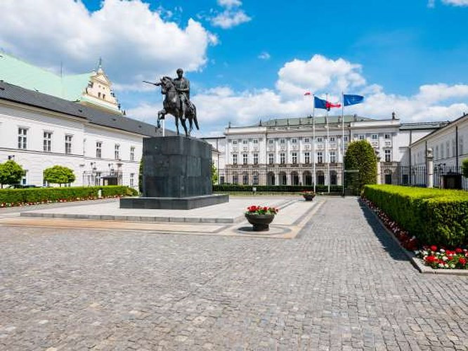 Dinh Tổng thống Ba Lan nằm ở thủ đô Warsaw. Tòa nhà này được xây dựng từ năm 1643, nhưng đến năm 1818 tòa nhà mới được sửa dụng cho chính phủ.