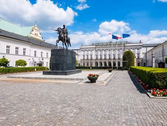 Dinh Tổng thống Ba Lan nằm ở thủ đô Warsaw. Tòa nhà này được xây dựng từ năm 1643, nhưng đến năm 1818 tòa nhà mới được sửa dụng cho chính phủ.
