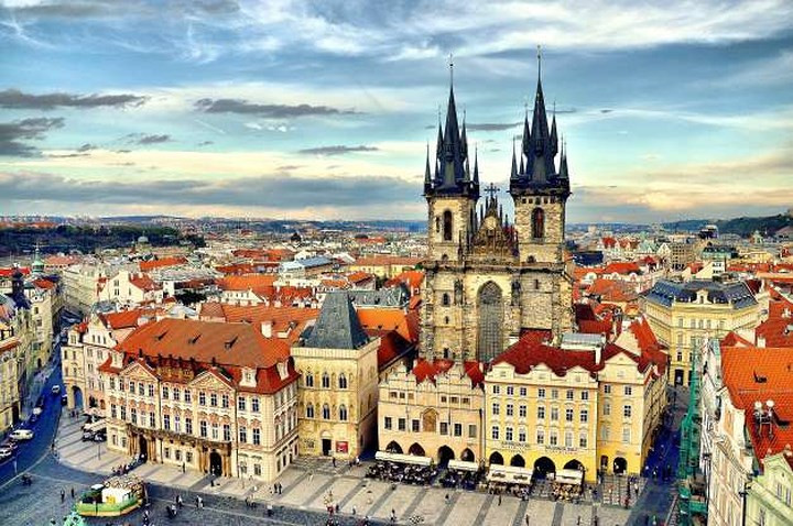 Lâu đài Praha là nơi ở chính thức của Tổng thống Cộng hòa Séc. Tòa nhà là sự kết hợp của kiến trúc thời kỳ Phục hưng và kiến trúc Gothic, xây dựng từ thế kỷ thứ 9. Lâu đài Praha là phức hợp lâu đài lớn nhất trên thế giới.