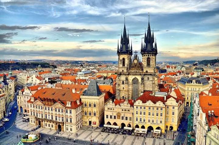 Lâu đài Praha là nơi ở chính thức của Tổng thống Cộng hòa Séc. Tòa nhà là sự kết hợp của kiến trúc thời kỳ Phục hưng và kiến trúc Gothic, xây dựng từ thế kỷ thứ 9. Lâu đài Praha là phức hợp lâu đài lớn nhất trên thế giới.