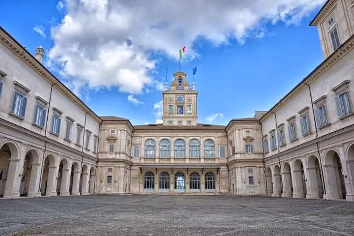 Cung điện Quirina, Italy, nằm ở nơi cao nhất trong 7 ngọn đồi ở Rome. Cung điện Quirina hiện là nơi ở và làm việc của Tổng thống Italy. Cung điện được xây dựng từ năm 1583.