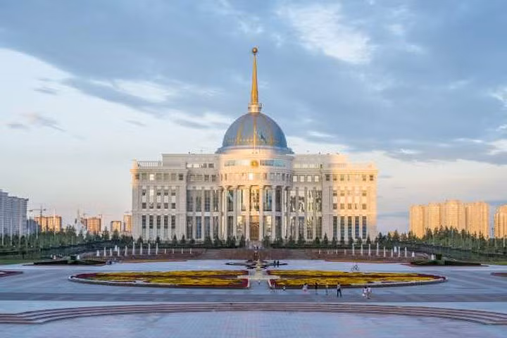 Dinh Tổng thống Akorda của Kazhakhstan, nằm ở thủ đô Astana. Đây là nơi làm việc của Tổng thống Kazakhstan. Tòa nhà này thể hiện sự pha trộn giữa văn hóa Á và Âu. Nó không được mở cửa cho khách du lịch.
