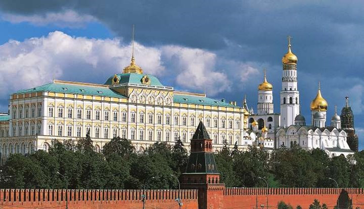 Điện Kremlin, được xây dựng từ năm 1837-1849, và hiện là nơi ở và làm việc của Tổng thống Nga.