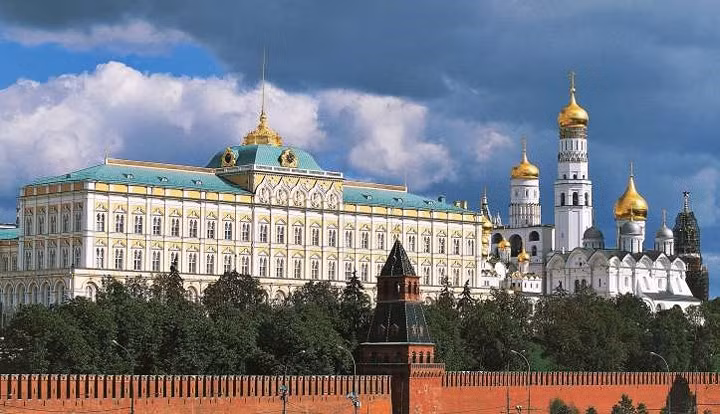 Điện Kremlin, được xây dựng từ năm 1837-1849, và hiện là nơi ở và làm việc của Tổng thống Nga.