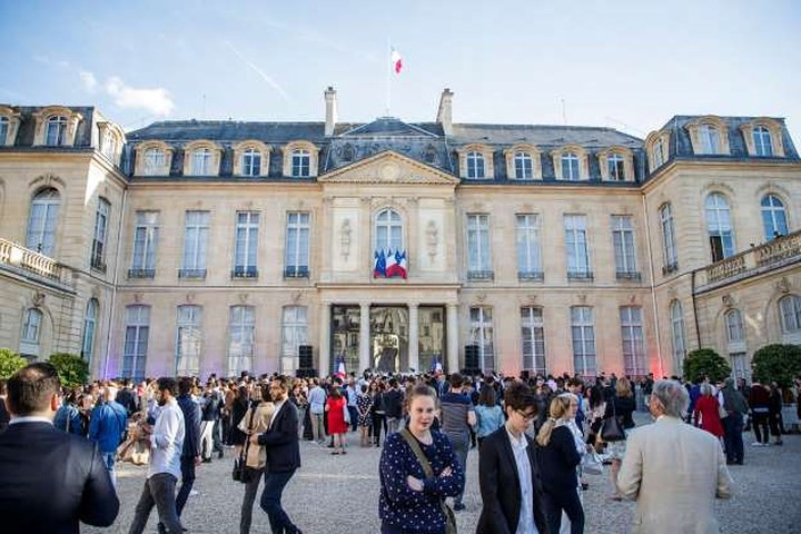 Điện Elysee ở thủ đô Paris của Pháp trở thành nơi ở chính thức của Tổng thống Pháp kể từ năm 1848. Được xây dựng bởi kiến trúc sư Armand-Claude Molet, tòa nhà là một dấu ấn tuyệt vời của kiến trúc cổ điển.