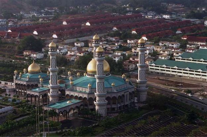 Cung điện Istana Nurul Iman được hoàn thành năm 1984, là nơi ở chính thức của Quốc vương Brunei ở thủ đô Bandar Seri Begawan. Cung điện có hơn 1.700 phòng.