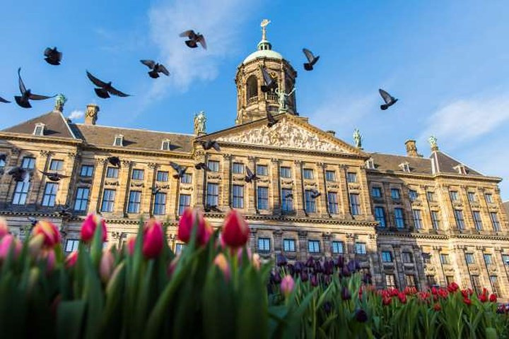 Cung điện Hoàng gia ở Amsterdam là một trong 3 cung điện của hoàng gia ở Hà Lan, nằm ở phía tây của quảng trường Dam ở trung tâm của Amsterdam, đối diện đài tưởng niệm chiến tranh. Cung điện được xây dựng trong thời kỳ hưng thịnh nhất của Hà Lan vào thế kỷ 17.