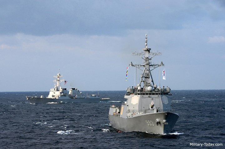 Hải quân Hàn Quốc sở hữu 6 tàu lớp Sejong Đại đế (KD-III), trong đó ba chiếc đã được biên chế, số còn lại đang trong giai đoạn hoàn thiện.