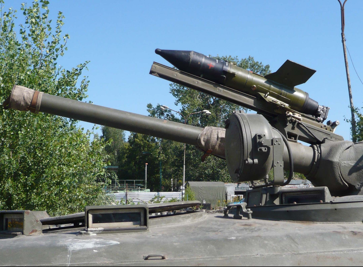  Tên lửa AT-3 Sagger có thể mang vác hoặc lắp đặt trên các loại xe chiến đấu bộ binh như BMP-1, BRDM-1/2... Khi mang vác, tên lửa được đặt trong một va li mà lúc chiến đấu chính là bệ phóng 9P111. Xạ thủ sẽ sử dụng bộ điều khiển 9S415 để lái tên lửa đến mục tiêu bằng cách truyền tín hiệu qua dây dẫn.