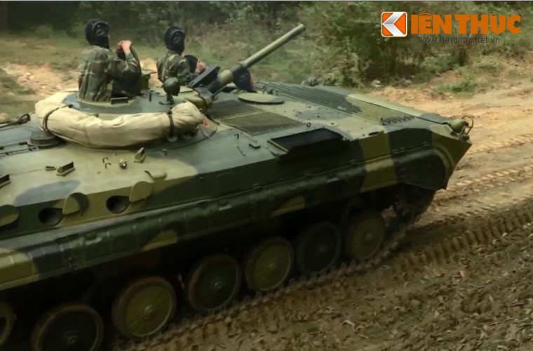 Trong mỗi khẩu đội, ngoài xạ thủ chính điều khiển tên lửa còn có 1 xạ thủ phụ sử dụng súng chống tăng RPG-7 để khống chế khoảng cách 500m mà tên lửa không phát huy được tác dụng. Tuy nhiên khi vào Việt Nam năm 1972, kiểu biên chế này bị bãi bỏ mà không hề làm giảm sức chiến đấu của AT-3 Sagger.