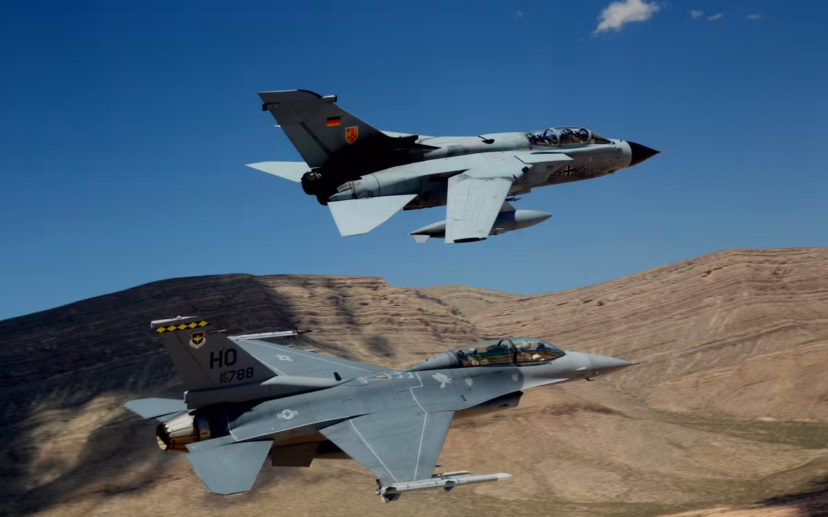 Dù vậy, khả năng nước Đức tham gia vào chiến dịch không kích Syria vẫn còn bị bỏ ngỏ bởi nước Đức cần tới một lý do hợp lý để Berlin hay Thủ tướng Đức Angela Merkel có thể danh chính ngôn thuận thực hiện kế hoạch trên, bản thân nước Đức hiện tại đang có quá nhiều vấn đề nội tại và họ không cần thêm một cuộc chiến để mọi việc trở nên phức tạp hơn. Nguồn ảnh: Second Line of Defense.