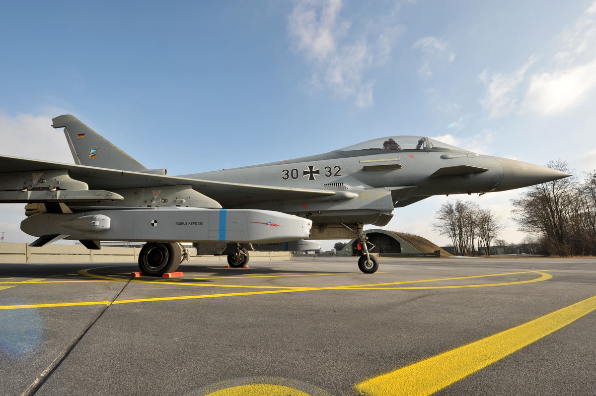 SCALP có đơn giá khoảng 930.000 USD/quả, và đều có trong biên chế không quân Pháp, Anh và Đức. Với mức giá này, SCALP được cho là loại tên lửa hành trình giá rẻ khi so với tên lửa hành trình cùng loại tương đường và mỗi chiếc Panavia Tornado có thể mang theo tới bốn tên lửa SCALP. Nguồn ảnh: MBDA