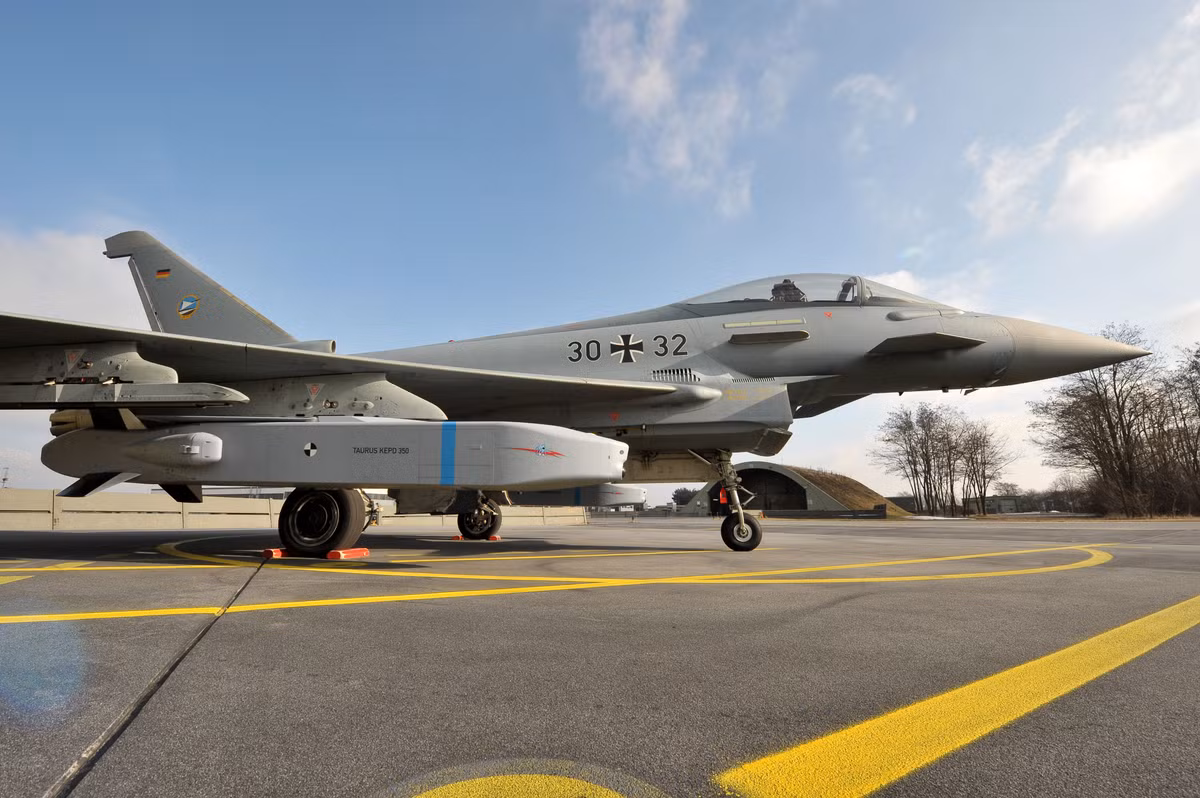 SCALP có đơn giá khoảng 930.000 USD/quả, và đều có trong biên chế không quân Pháp, Anh và Đức. Với mức giá này, SCALP được cho là loại tên lửa hành trình giá rẻ khi so với tên lửa hành trình cùng loại tương đường và mỗi chiếc Panavia Tornado có thể mang theo tới bốn tên lửa SCALP. Nguồn ảnh: MBDA