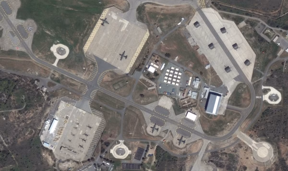 Bên cạnh đó giới phân tích cũng nhận định, có tới 90% khả năng Quân đội Đức mà đại diện là lực lượng không quân sẽ tham gia chiến dịch không kích Syria (nếu xảy ra) từ căn cứ không quân Akrotiri của Không quân Hoàng gia Anh trên đảo Síp, tương tự như những gì người Anh từng làm vào tháng 4 năm nay. Nguồn ảnh: Bellingcat.