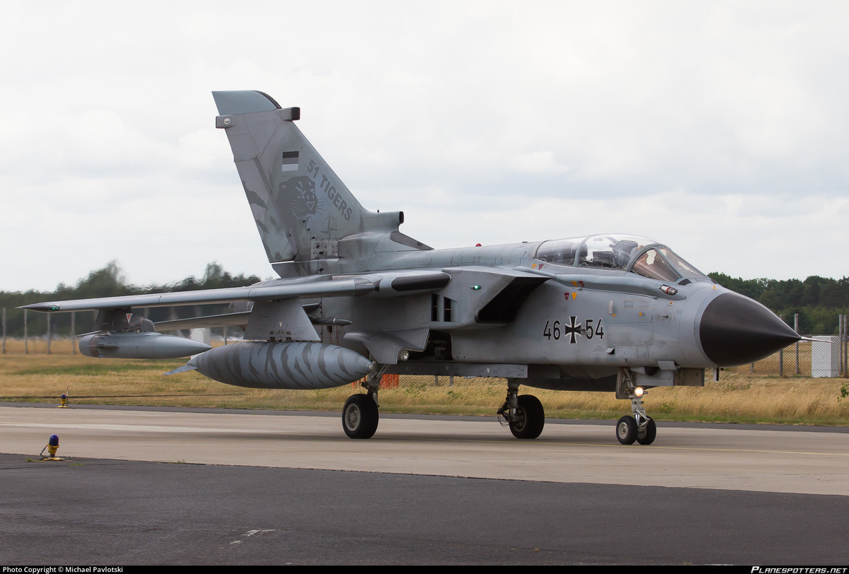 Ở trong trường hợp trên, ứng cử viên giúp Không quân Đức thực hiện nhiệm vụ này chính là các chiến đấu cơ Panavia Tornado cũng là loại máy bay mà Không quân Hoàng gia Anh sử dụng để không kích Syria trước đây. Ở thời điểm hiện tại Đức có tới hơn 100 đơn vị chiến đấu cơ loại này. Trong ảnh là chiến đấu cơ Panavia Tornado của Không quân Đức. Nguồn ảnh: Planespotters.net.