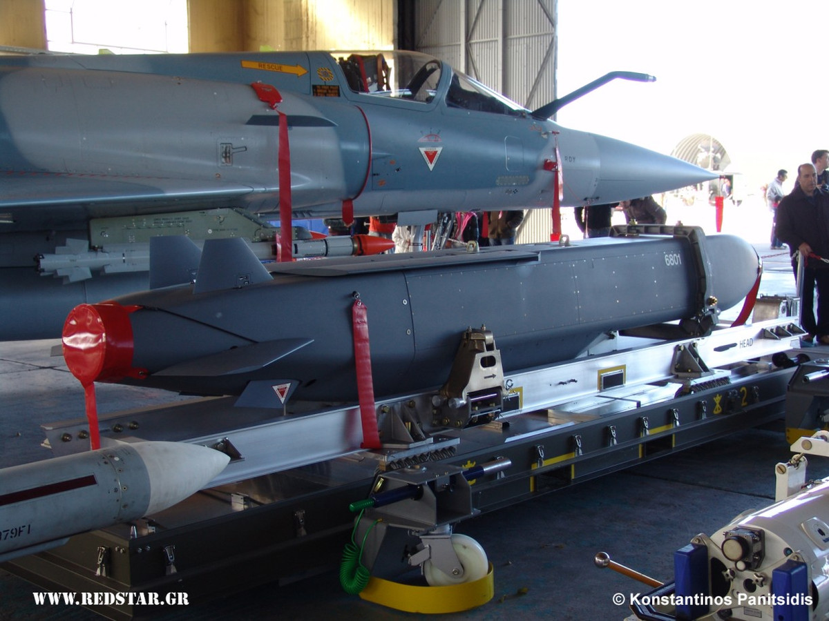 Theo giới thiệu, SCALP là tên lửa hành trình đa nhiệm, tầm xa, dẫn đường bằng hệ thống đo lường quán tính, cập nhật đường bay thông qua bản đồ địa hình kỹ thuật số và định vị vệ tinh GPS. Nguồn ảnh: Redstar.gr.