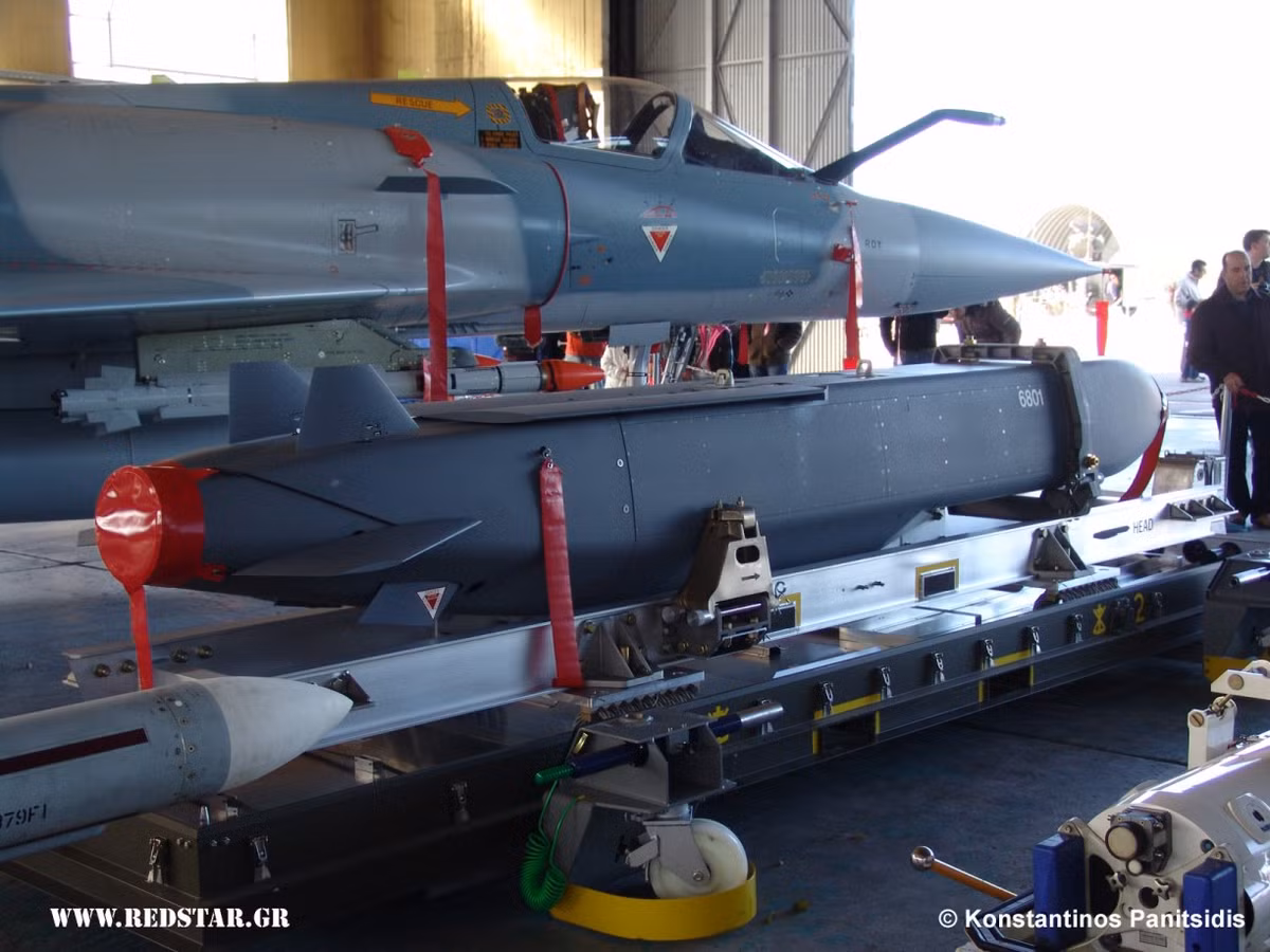 Theo giới thiệu, SCALP là tên lửa hành trình đa nhiệm, tầm xa, dẫn đường bằng hệ thống đo lường quán tính, cập nhật đường bay thông qua bản đồ địa hình kỹ thuật số và định vị vệ tinh GPS. Nguồn ảnh: Redstar.gr.