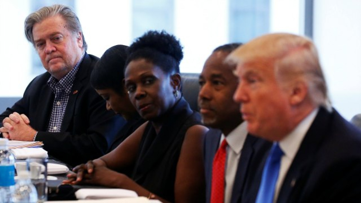 Trong giai đoạn còn nồng ấm, Tổng thống Trump từng hết lời ca ngợi ông Bannon và nhận định chiến lược gia này là “tài năng xuất sắc nhất trong giới chính trị Mỹ”. Và sau khi ông Trump chính thức trở thành Tổng thổng Mỹ vào tháng 20/1/2017, Steve Bannon nhanh chóng được coi là người đàn ông quyền lực thứ hai ở Washington. Chiến lược gia trưởng của Tổng thống Mỹ, người giật dây những quyết định gây tranh cãi tại Phòng Bầu dục, từng được ví như kẻ rỉ tai ông Trump. Ảnh: DNA India.