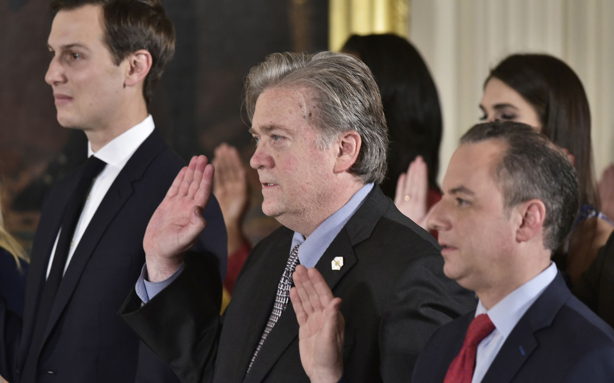 Bản thân việc Tổng thổng Trump quyết định sa thải ông Bannon ít nhiều có liên quan đến cuốn sách “Lửa và Cuồng nộ: Bên trong Nhà Trắng của Trump” (Fire and Fury: Inside The Trump White House). Khi ông Bannon đã nói những điều làm mếch lòng sếp cũ trong cuốn sách này, và đối Tổng thống Trump hành động trên của ông Bannon không khác gì mưu phản và tỏ ý chống đối lại người đứng đầu nước Mỹ. Ảnh: The Guardian.