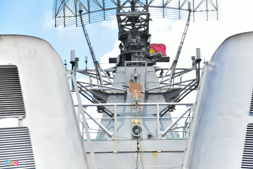 Tàu Te Mana dài 118 m, có độ choán nước 3.600 tấn và có thể chứa nhiều loại vũ khí, thiết bị quân sự như máy bay trực thăng, tên lửa, ngư lôi,... Tàu khu trục hạng nhẹ lớp Anzac có khả năng chiến đấu với các mục tiêu trên không, trên mặt nước và dưới mặt nước. Vì vậy, tàu Te Mana có vị trí vô cùng quan trọng trong Hải quân New Zealand. Trong ảnh là biểu tượng của người Maori được in trên thân tàu.