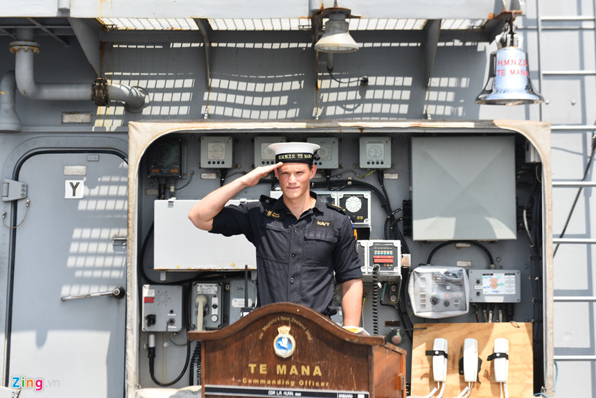 Tàu khu trục HMNZS Te Mana F111 là loại tàu chiến cỡ nhỏ, có nhiệm vụ chính là giữ gìn an ninh vùng biển New Zealand thông qua các hoạt động tuần tra hàng hải, giám sát và bảo vệ các chuyến tàu công thương. Tàu Te Mana thường xuyên được giao nhiệm vụ thực hành trên biển cùng các nước trong khu vực, hợp tác với các đồng minh trong việc giữ gìn an ninh hàng hải. Ngoài ra, tàu cũng thực hiện các nhiệm vụ cứu hộ, cứu nạn trên biển.