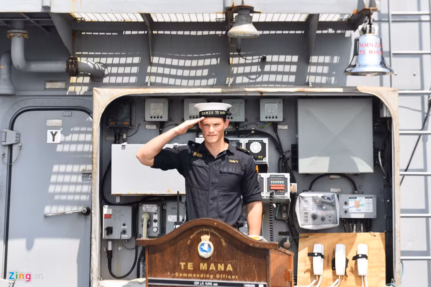 Tàu khu trục HMNZS Te Mana F111 là loại tàu chiến cỡ nhỏ, có nhiệm vụ chính là giữ gìn an ninh vùng biển New Zealand thông qua các hoạt động tuần tra hàng hải, giám sát và bảo vệ các chuyến tàu công thương. Tàu Te Mana thường xuyên được giao nhiệm vụ thực hành trên biển cùng các nước trong khu vực, hợp tác với các đồng minh trong việc giữ gìn an ninh hàng hải. Ngoài ra, tàu cũng thực hiện các nhiệm vụ cứu hộ, cứu nạn trên biển.