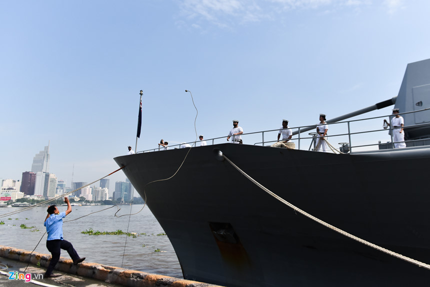 Nu thuyen truong chi huy tau chien New Zealand cap cang Sai Gon