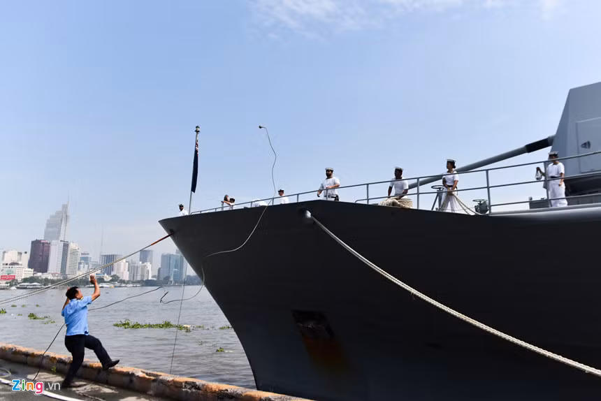 Sáng 25/9, tàu Hải quân Hoàng gia New Zealand (HMNZS) Te Mana F111 cập Cảng Sài Gòn cùng thủy thủ đoàn gồm 178 người do Trung tá Lisa Hunn dẫn dắt, bắt đầu chuyến thăm chính thức kéo dài 4 ngày tại TP.HCM. Trong chuyến thăm, Hải quân New Zealand và Việt Nam dự kiến sẽ tổ chức nhiều hoạt động phát triển hợp tác trong lĩnh vực quốc phòng.