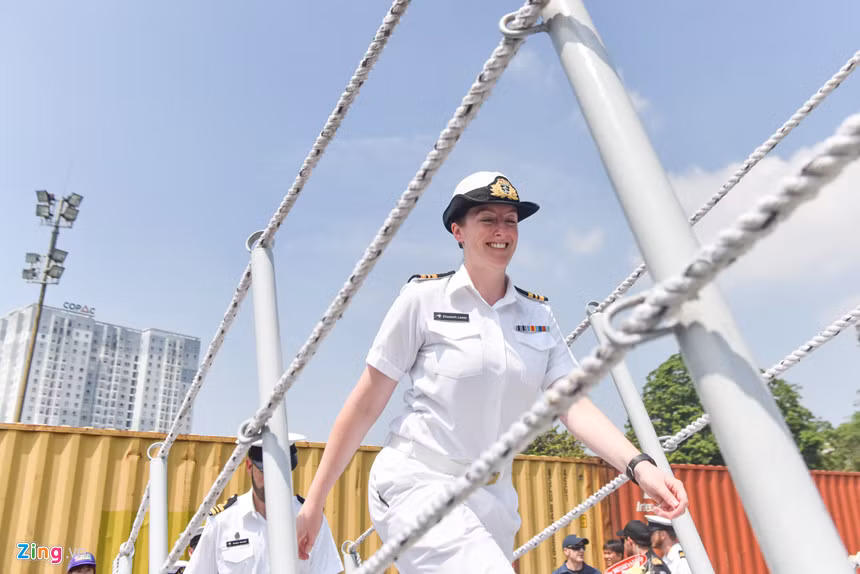 Trung tá Hunn cho biết chuyến thăm chính thức của tàu Te Mana là một phần trong chuỗi các hoạt động hợp tác quốc phòng giữa Việt Nam và New Zealand, thể hiện cam kết duy trì trao đổi đoàn, hợp tác chia sẻ thông tin trong lĩnh vực quốc phòng và an ninh giữa hai nước.