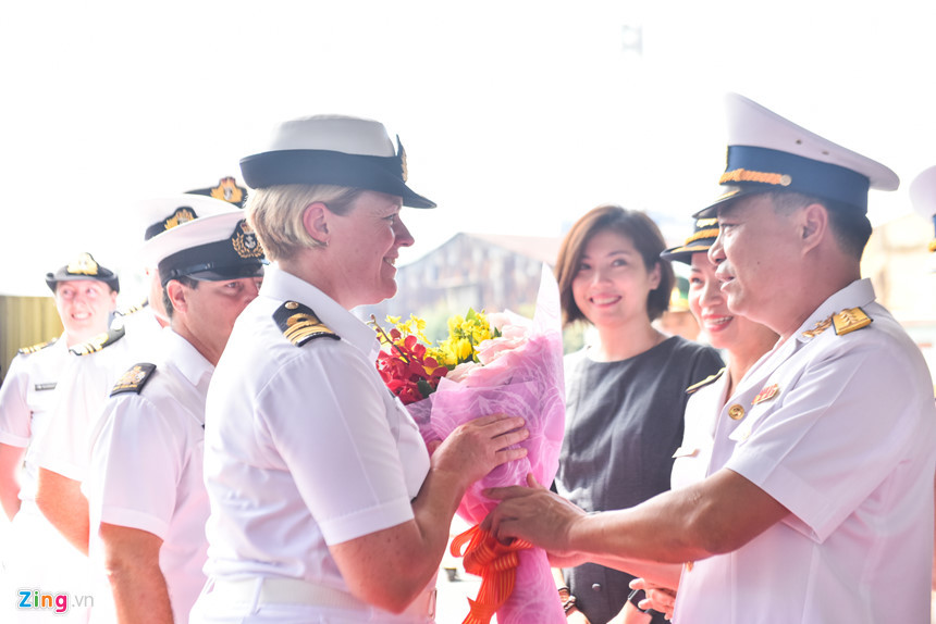 Tham gia lễ đón tiếp, Thượng tá Nguyễn Ngọc Anh, Phó lữ đoàn trưởng Lữ đoàn 125 Hải quân (ngoài cùng bên phải), bày tỏ sự vui mừng khi chào đón Trung tá Hunn và thủy thủ đoàn tàu Te Mana. Ông Nguyễn Ngọc Anh khẳng định chuyến thăm của tàu New Zealand rất có ý nghĩa với Hải quân Việt Nam, góp phần thắt chặt quan hệ hợp tác quốc phòng giữa hai nước.