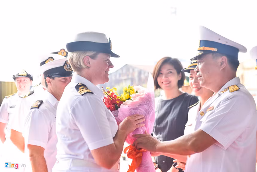 Tham gia lễ đón tiếp, Thượng tá Nguyễn Ngọc Anh, Phó lữ đoàn trưởng Lữ đoàn 125 Hải quân (ngoài cùng bên phải), bày tỏ sự vui mừng khi chào đón Trung tá Hunn và thủy thủ đoàn tàu Te Mana. Ông Nguyễn Ngọc Anh khẳng định chuyến thăm của tàu New Zealand rất có ý nghĩa với Hải quân Việt Nam, góp phần thắt chặt quan hệ hợp tác quốc phòng giữa hai nước.