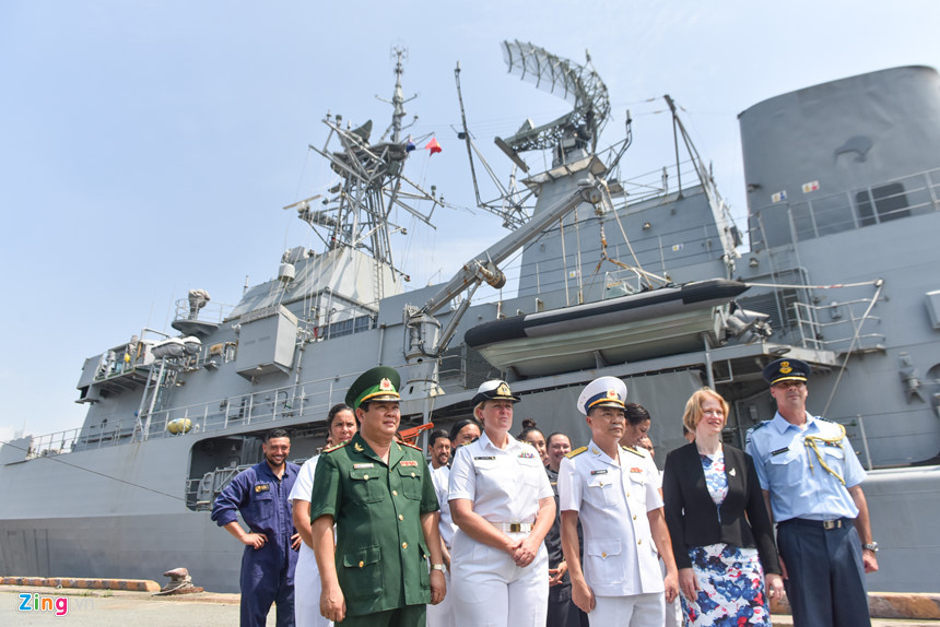 Đáp lại, Trung tá Hunn (hàng đầu, thứ hai từ trái) khẳng định bà và thủy thủ đoàn tàu Te Mana "mong được giao lưu và học hỏi nhiều hơn về văn hóa Việt Nam, cũng như đẩy mạnh hợp tác quốc phòng với Việt Nam". Trung tá Hunn là nữ thuyền trưởng tàu chiến đầu tiên của Hải quân Hoàng gia New Zealand.