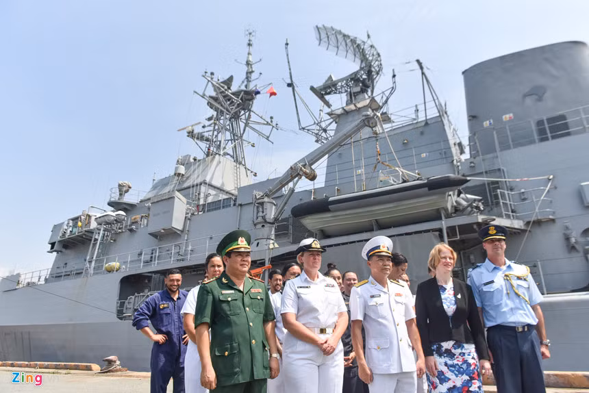 Đáp lại, Trung tá Hunn (hàng đầu, thứ hai từ trái) khẳng định bà và thủy thủ đoàn tàu Te Mana "mong được giao lưu và học hỏi nhiều hơn về văn hóa Việt Nam, cũng như đẩy mạnh hợp tác quốc phòng với Việt Nam". Trung tá Hunn là nữ thuyền trưởng tàu chiến đầu tiên của Hải quân Hoàng gia New Zealand.