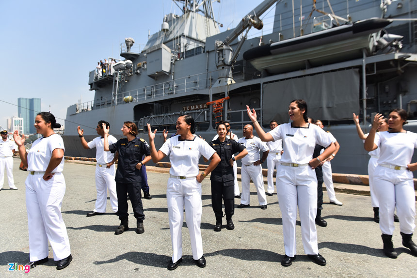 Trong ảnh, các thủy thủ tàu Te Mana thực hiện điệu nhảy truyền thống Kapa Haka của bộ tộc Maori, người dân bản địa New Zealand. Theo Đại sứ New Zealand tại Việt Nam Wendy Matthews, điệu nhảy này trước kia là nghi lễ thường được các chiến binh Maori thực hiện nhằm khẳng định lòng quyết tâm trước khi ra trận. Hiện nay, điệu nhảy này trở thành một nghi lễ ngoại giao đặc trưng cho văn hóa New Zealand, thể hiện sự tôn trọng với các đối tác.