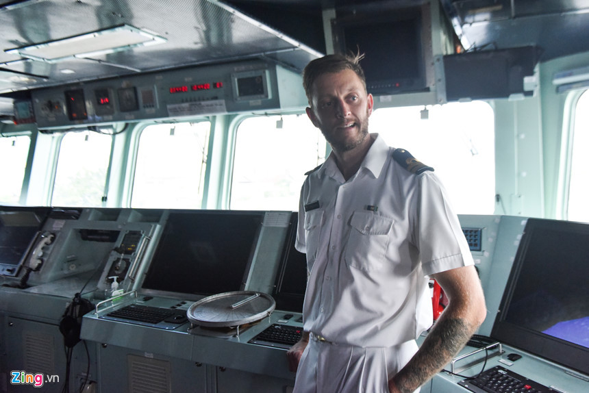 Các thủy thủ tàu Te Mana được luân chuyển nhiệm vụ thường xuyên và được thăm gia đình trong thời gian không hoạt động trên biển. Trong ảnh, một thủy thủ đứng trong khoang lái của tàu Te Mana.