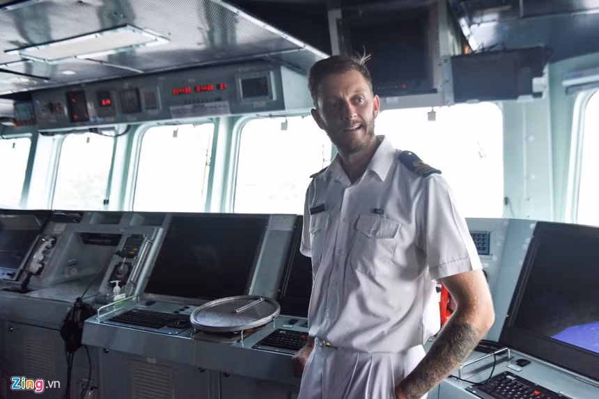 Các thủy thủ tàu Te Mana được luân chuyển nhiệm vụ thường xuyên và được thăm gia đình trong thời gian không hoạt động trên biển. Trong ảnh, một thủy thủ đứng trong khoang lái của tàu Te Mana.