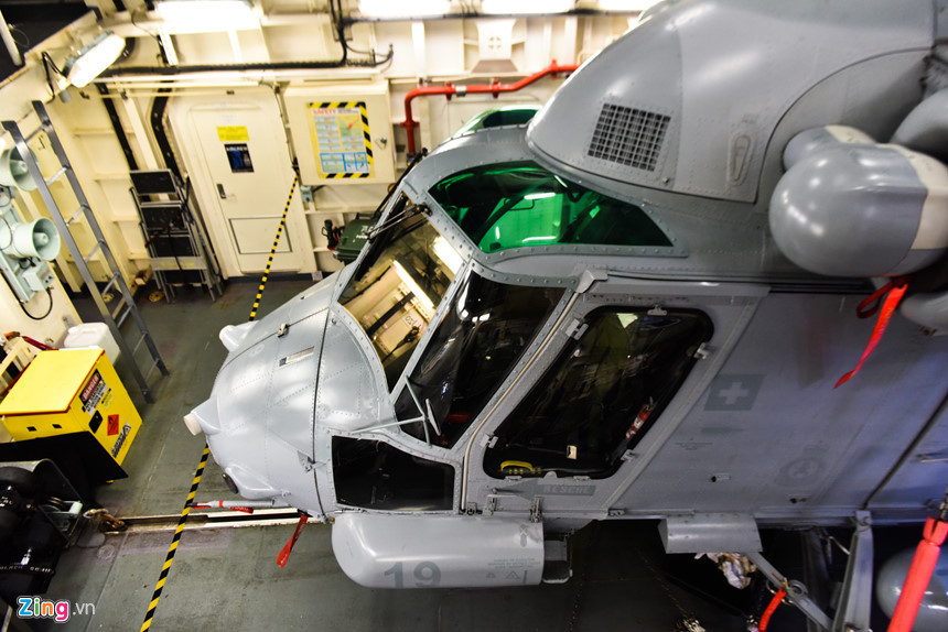 Một chiếc trực thăng đậu trong khoang tàu chiến New Zealand. Năm 2017, tàu khu trục HMNZS Te Kaha, chiếc tàu "chị em" của tàu Te Mana, từng đến thăm Đà Nẵng, qua đó cho thấy mối quan hệ hợp tác quốc phòng ngày càng phát triển giữa Hải quân Việt Nam và New Zealand, theo Trung tá Hunn.